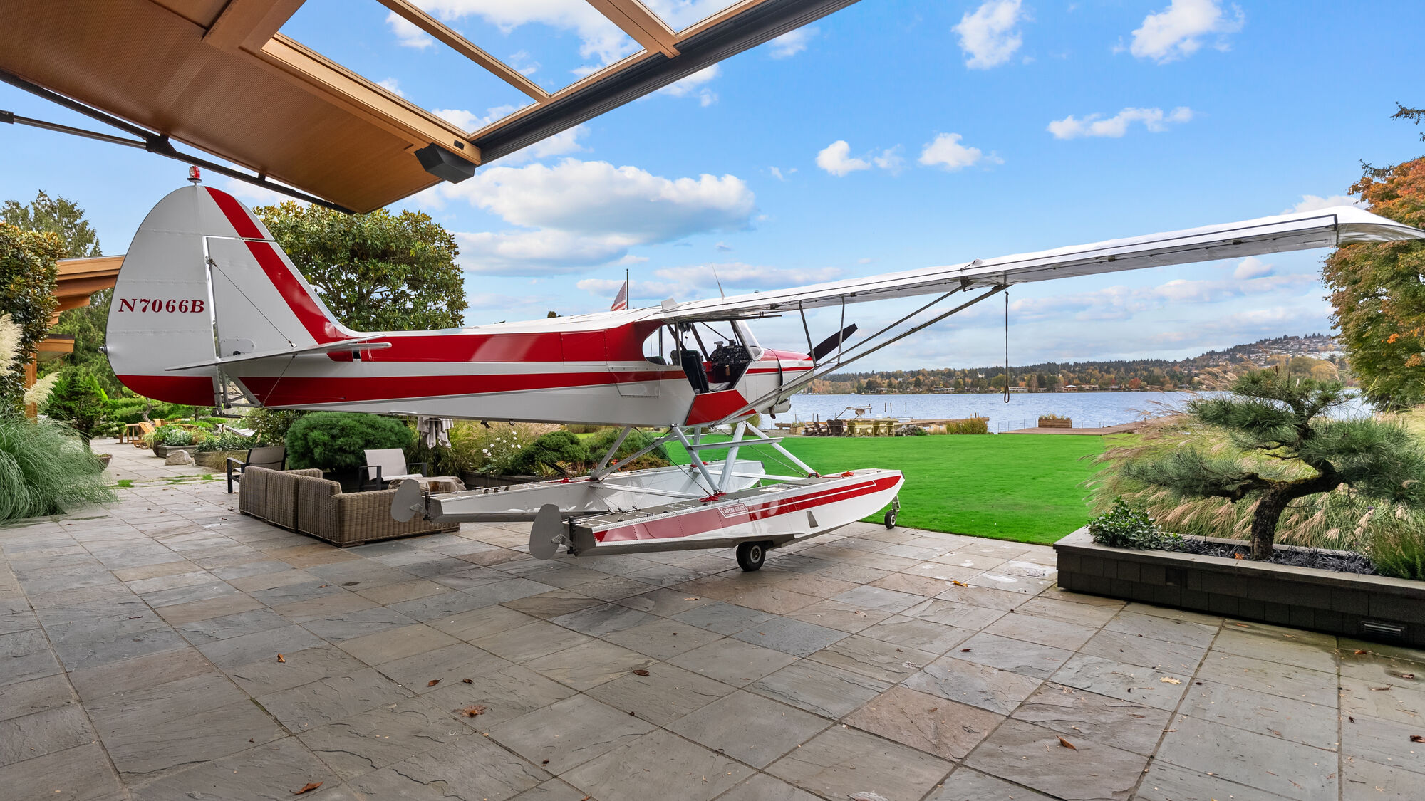 Piper Super Cub on floats at the waterfront near Lake Washington.